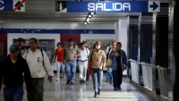 Una persona con máscara en una estación de metro de la Ciudad de México. 29 de marzo de 2020.