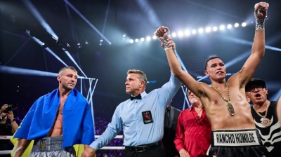 Momento en el que David Benavídez es declarado vencedor por decisión sobre Oleksandr Gvozdyk en el MGM Grand Garden de Las Vegas.