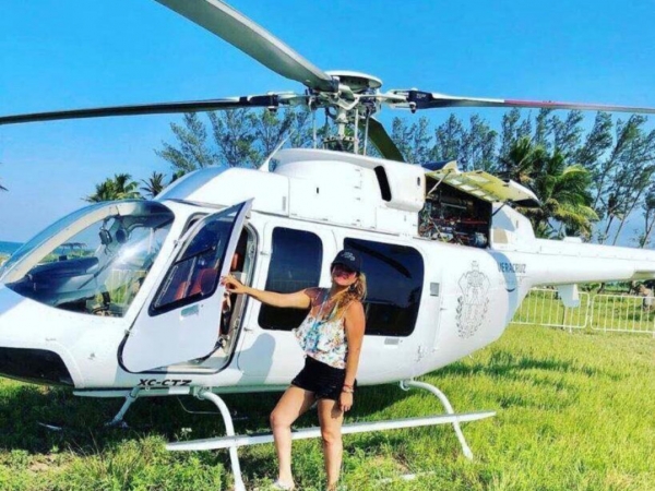 La funcionaria en el helicóptero Bell, con matrícula XC-CTZ.