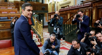 Pedro Sánchez logra ser investido con mayoría simple