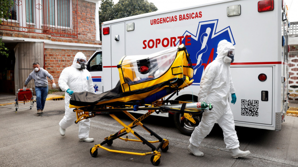 Paramédicos trasladan a un paciente de coronavirus en la ciudad de México, 13 de enero de 2021