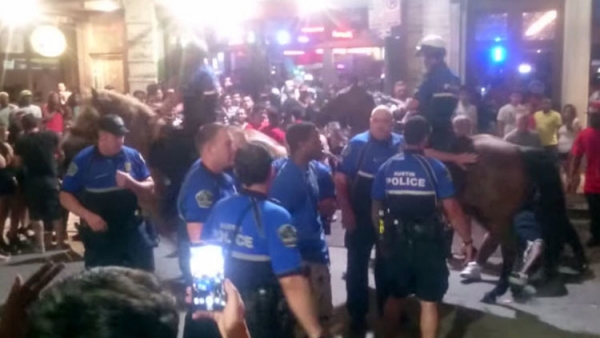 VIDEO: Policías de Texas rocían con gas pimienta a un hombre que los grababa