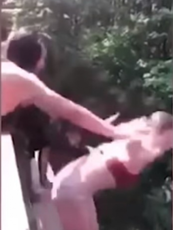 Condenan a dos días de cárcel a una adolescente de EE.UU. que empujó a una amiga de un puente (VIDEO)