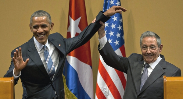 Momento incómodo: Castro se niega a abrazar a Obama. VIDEO