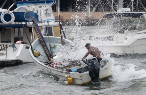 Un pescador trata de controlar un barco durante el huracán Carlos en Acapulco el 14 de junio de 2015