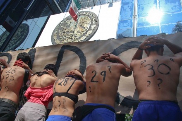 Clausuran simbólicamente la sede de la PGR por caso Ayotzinapa.