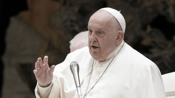 El papa Francisco habla durante un acto en el Vaticano, el 21 de diciembre de 2024.