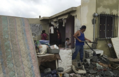 Vecinos de Ciudad Acuña retiran escombros de sus viviendas dañadas por el tornado