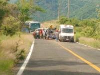 La camioneta estalló mientras circulaba por la carretera a San Cristóbal de la Barranca.