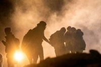 Patrulla Fronteriza arroja gases lacrimógenos contra migrantes en un nuevo intento por cruzar