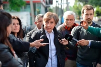 Carmen Aristegui afuera de las oficinas de MVS Radio.
