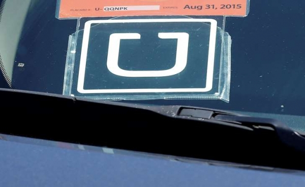 Se muestra un letrero de Uber en un auto estacionado cerca del Aeropuerto Internacional de San Francisco el miércoles 15 de julio de 2015