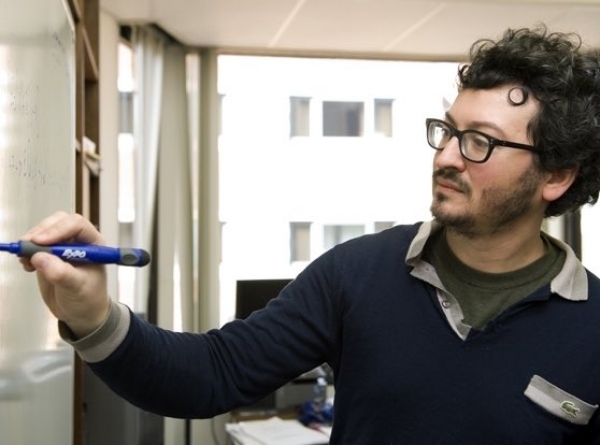 EE.UU.: Detienen e interrogan a un economista por solucionar ecuaciones en un avión