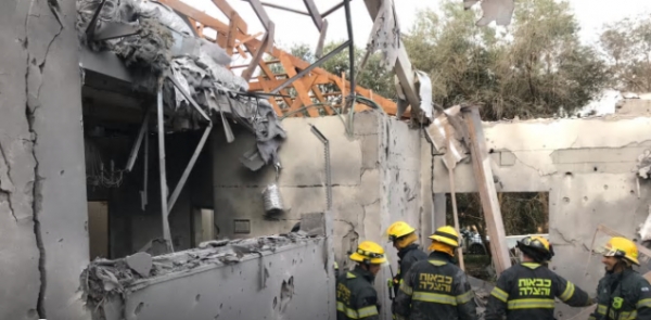 Casa en el centro de Israel impactada por un misil.