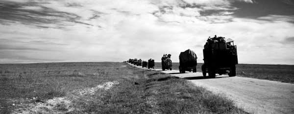 1949 Fotógrafo de los archivos de la ONU Un convoy de camiones transporta refugiados y sus pertenencias desde Gaza hasta Hebrón en Cisjordania.