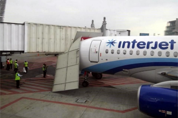 Un avión impacta contra un pasillo del aeropuerto de Ciudad de México