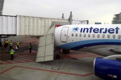 Un avión impacta contra un pasillo del aeropuerto de Ciudad de México