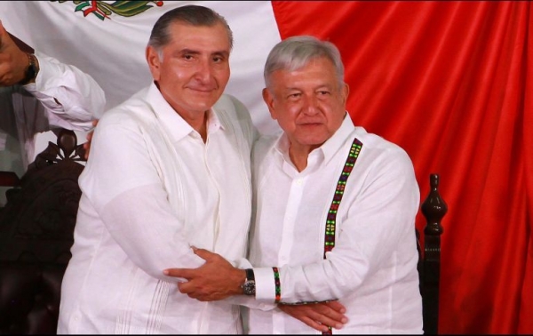 López Obrador asistió a la toma de protesta del nuevo gobernador de Tabasco (izq).