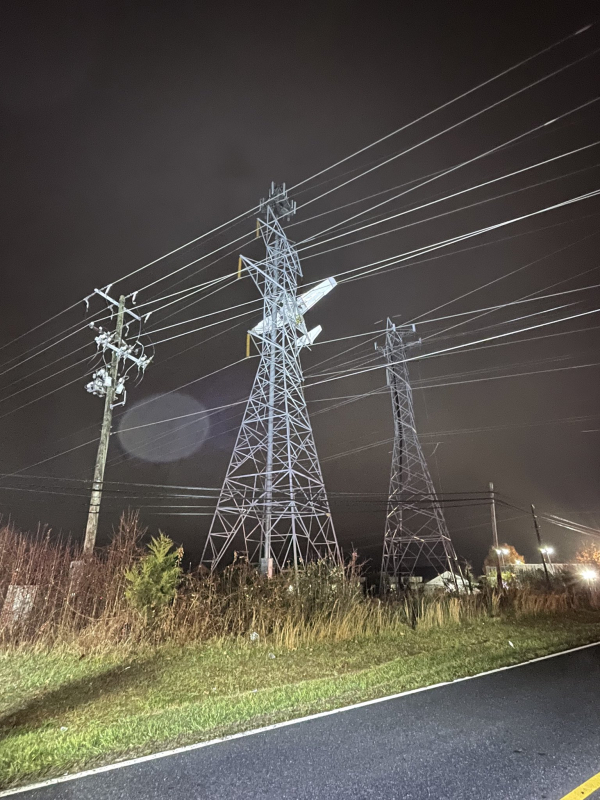 Susto y milagro: avioneta despegó de Nueva York y se enredó con cables eléctricos en Maryland; cortes de luz en la zona