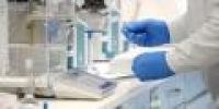 AstraZeneca ha anunciado que interumpe los ensayos con su vacuna