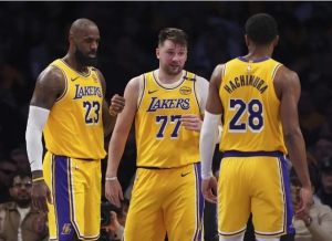 LeBron james, Luka Doncic y Rui Hachimura de Lakers.