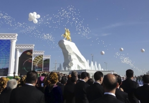 una muchedumbre asiste a la inauguración de un monumento en honor al presidente de Turkmenistán