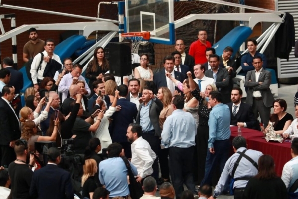 Diputados durante el inicio de la sesión en sede alterna.
