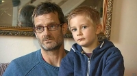 Derek Nash junto a su hijo, Alex.