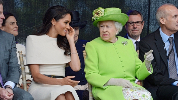 La reina Isabel II (derecha) y la duquesa de Sussex, Meghan Markle.
