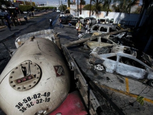 Además de las 16 personas lesionadas, el flamazo de la pipa incendió ocho automóviles.