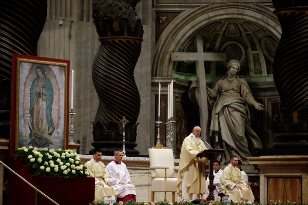 El Papa Francisco con una imagen de la Virgen de Guadalupe en la Basílica de San Pedro.