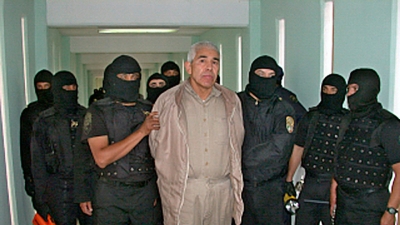 Policías custodian al narcotraficante Rafael Caro Quintero en una cárcel de Guadalajara, enero de 2005.