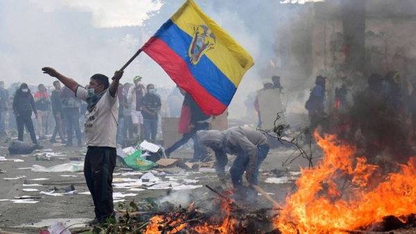 Un manifestante durante las protestas en Ecuador, este sábado en Quito