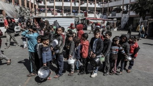 Niños palestinos miran los escombros de un edificio, después de que fuera destruido en un ataque israelí la noche anterior, en el barrio Rimal de la ciudad de Gaza el 16 de marzo de 2024.