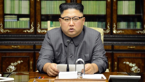 El líder norcoreano lee un comunicado este viernes