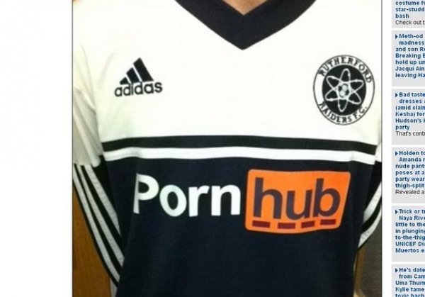 Camiseta del «Rutherford Raiders», junto a su controvertida publicidad