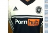 Camiseta del «Rutherford Raiders», junto a su controvertida publicidad