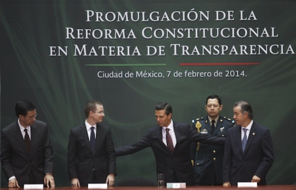 Durante la firma de promulgación de la Reforma constitucional en materia de transparencia en el Palacio Nacional. Foto: Cuartoscuro
