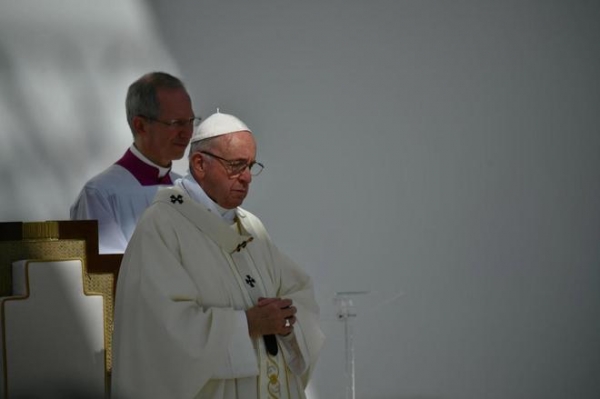 El Papa Francisco oficia una misa multitudinaria en Abu Dabi.