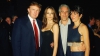 De izquierda a derecha, El presidente de EE.UU., Donald Trump (i), Melania Trump (2i), el financiero Jeffrey Epstein (2d) y Ghislaine Maxwell en el club Mar-a-Lago. Florida, 12 de febrero de 2000.