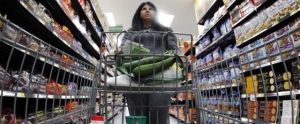 Una clienta hace la compra en un supermercado Walmart de Chicago