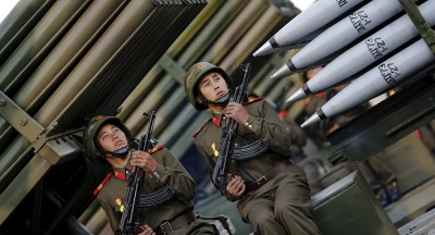 Corea del Norte realiza desfile militar histórico con 20.000 soldados