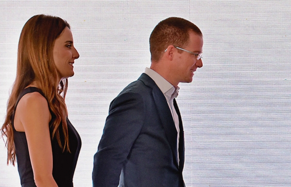 Ricardo Anaya junto a su esposa Carolina Martínez Franco.