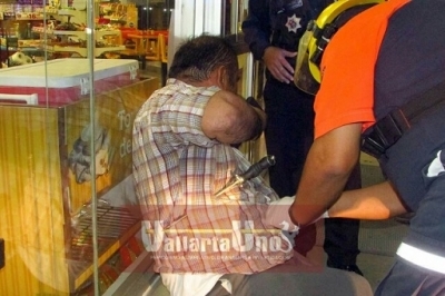 Puero Vallarta: Dos sujetos amagan con pistola al conductor de un Astra, le roban el vehículo, lo hieren y lo tiran en Fluvial Vallarta