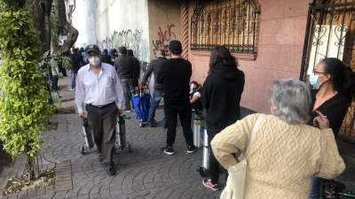 Ciudadanos cargan los tanques de oxígeno en un punto establecido en colonia Escandón, Ciudad de México