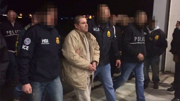 El narcotraficante Joaquín Guzmán Loera esposado por las autoridades, Ciudad Juárez, México, 19 de enero de 2017.