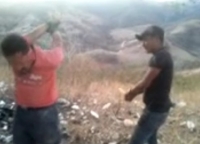 Presuntos sicarios de La Familia torturan a un hombre.