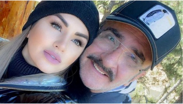 La novia de Vicente Fernández Jr. estaría vendiendo una casa para ayudar a su pareja