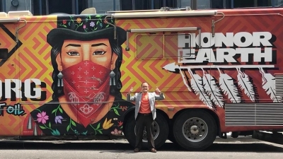 Arrestan a político por publicar foto de su esposa en toples tras ser acusado de violencia de género