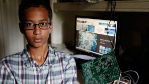 Ahmed Mohamed, el joven de 14 años arrestado por construir un reloj digital que fue confundido con una bomba